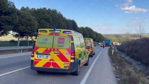 Sanitarios del SUMMA 112 atienden a las mujeres heridas tras el choque frontal de sus veh&iacute;culos en la M100