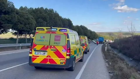 Dos mujeres resultan heridas de gravedad tras el choque frontal de sus vehículos en la M100 Sanitarios del SUMMA 112 atienden a las mujeres heridas tras el choque frontal de sus vehículos en la M100