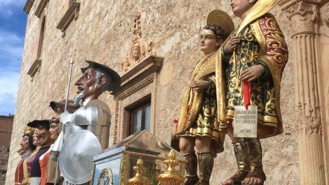 La Comparsa de Gigantes y Cabezudos de Alcal&aacute; acompa&ntilde;an a la representaci&oacute;n de los Santos Ni&ntilde;os Justo y Pastor durante la celebraci&oacute;n de la reversi&oacute;n de las reliquias de los Patronos a la ciudad complutense