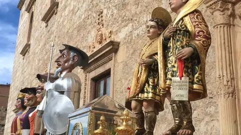 Alcalá de Henares celebra mañana la reversión de las reliquias de los Santos Niños a la ciudad complutense en el siglo XVI La Comparsa de Gigantes y Cabezudos de Alcalá acompañan a la representación de los Santos Niños Justo y Pastor durante la celebración de la reversión de las reliquias de los Patronos a la ciudad complutense