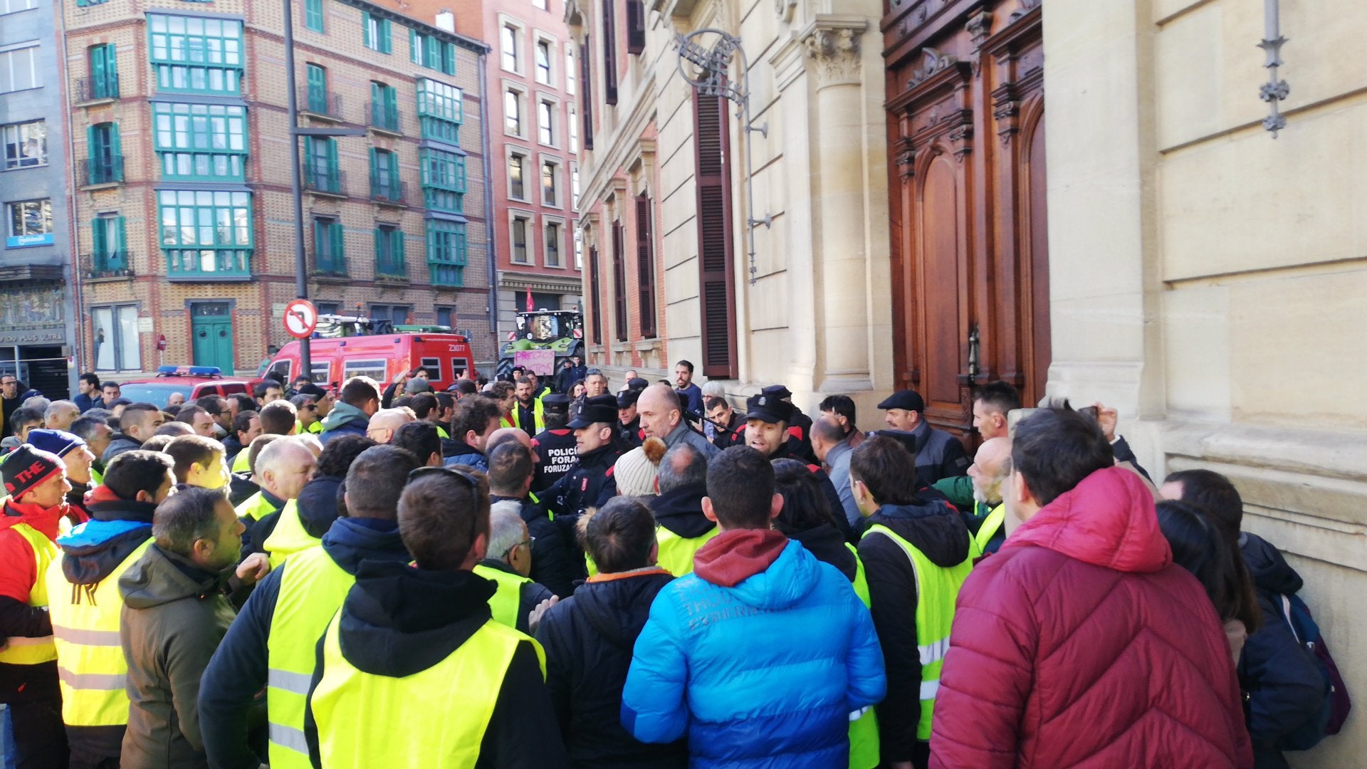 Momentos de tensión por las protestas de los agricultores navarros que han intentado acceder al Parlamento Momentos de tensión por las protestas de los agricultores navarros que han intentado acceder al Parlamento