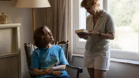 Las actrices Adriana Ozores y María Vázquez, en un fotograma de la película 'Los pequeños amores' Las actrices Adriana Ozores y María Vázquez, en un fotograma de la película 'Los pequeños amores'