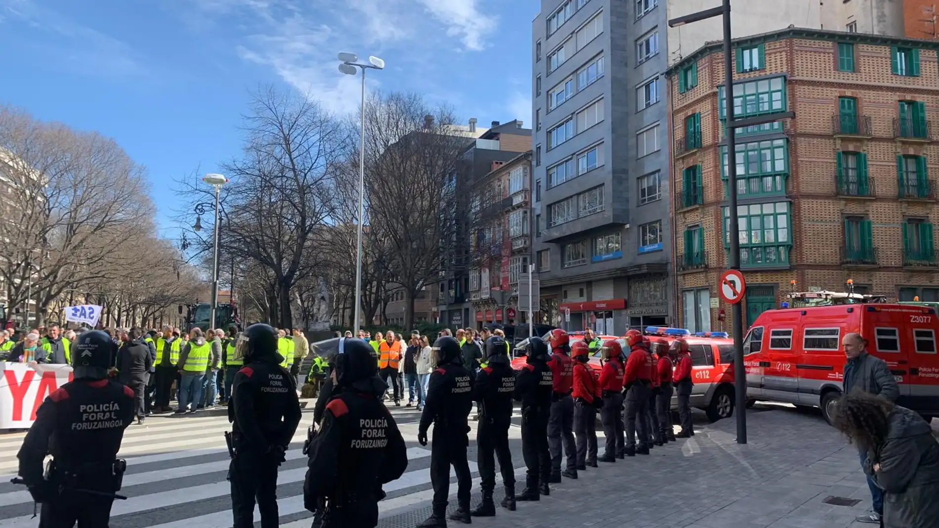 Despliegue policial en el Parlamento de Navarra