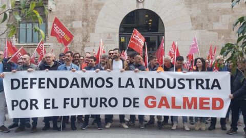 Trabajadores en las puertas de las Generalitat