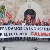 Trabajadores en las puertas de las Generalitat