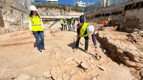 La concejala de Cultura observa parte de los restos encontrados