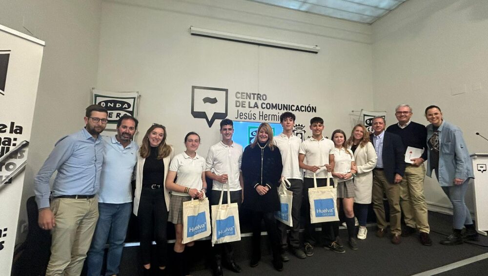 Foto de familia de la alcaldesa, Pilar Miranda, con los participantes y los miembros del jurado de Taller de Radio.