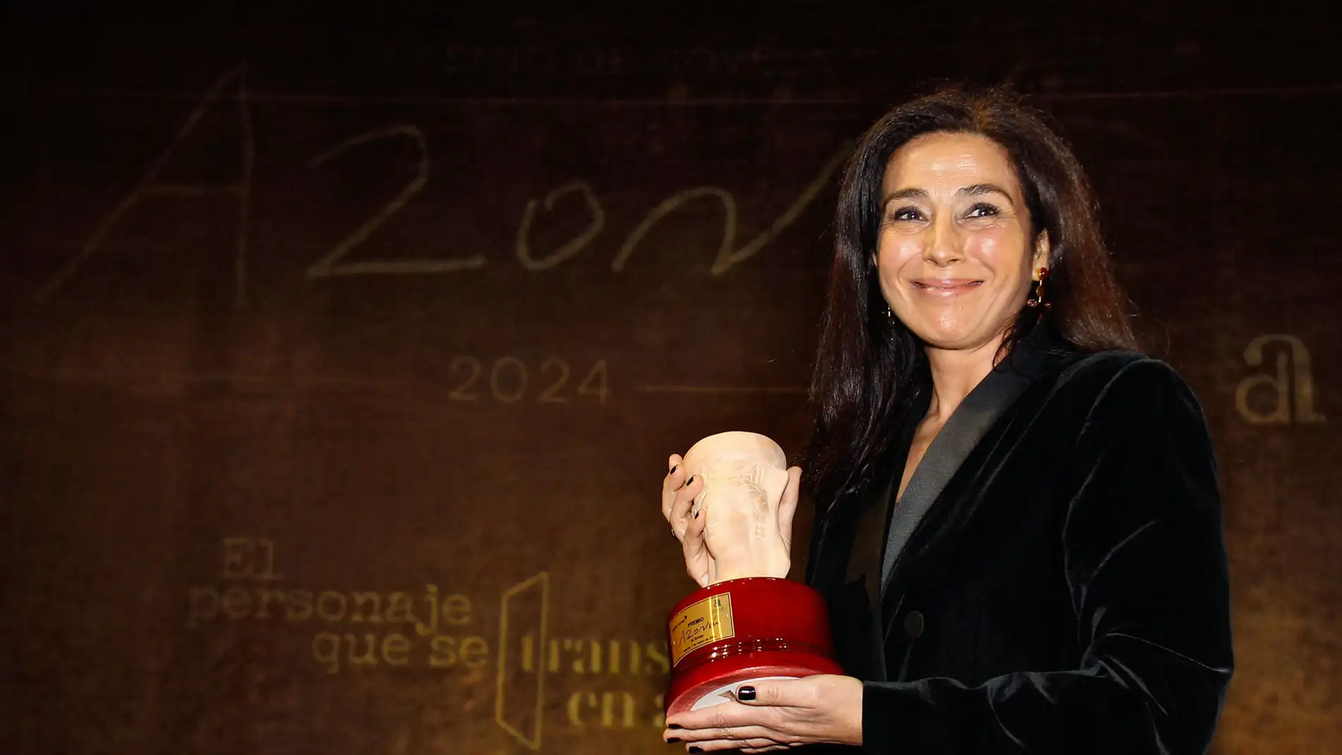 Cristina López Barrio gana el Premio Azorín de Novela 2024 con su obra 'La tierra bajo tus pies'