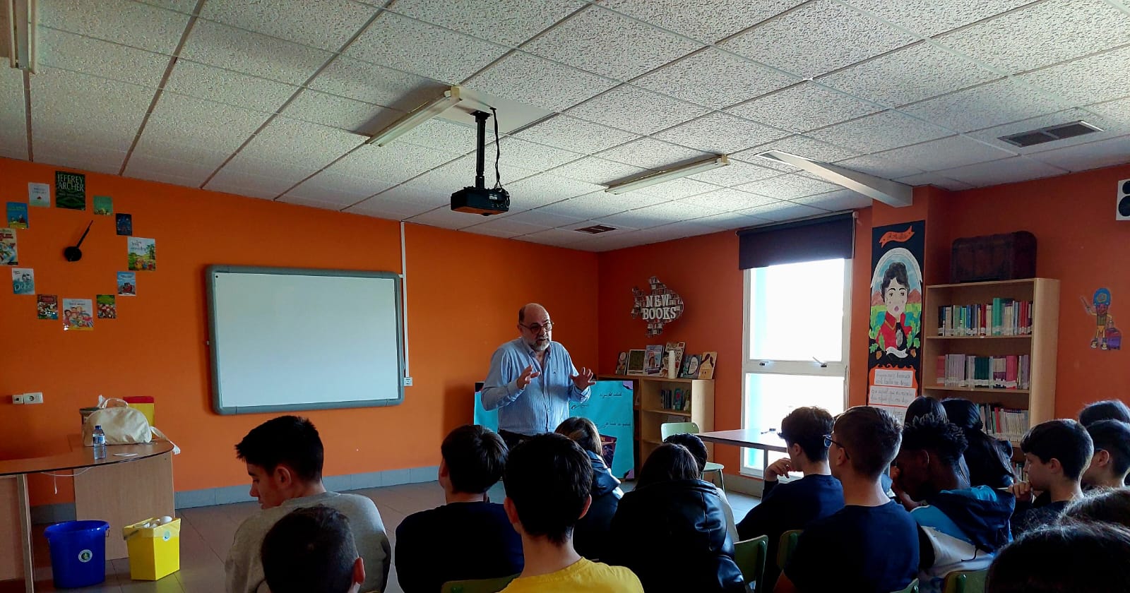 O escritor Fernando Lalana visita o Colexio Luis Vives de Ourense O escritor Fernando Lalana visita o Colexio Luis Vives de Ourense