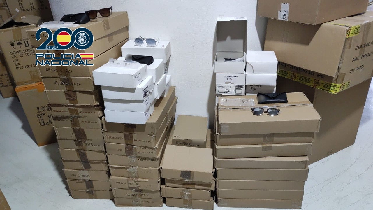 Tres detenidos en Sant Vicent del Raspeig por vender gafas de sol de marca falsas Tres detenidos en Sant Vicent del Raspeig por vender gafas de sol de marca falsas