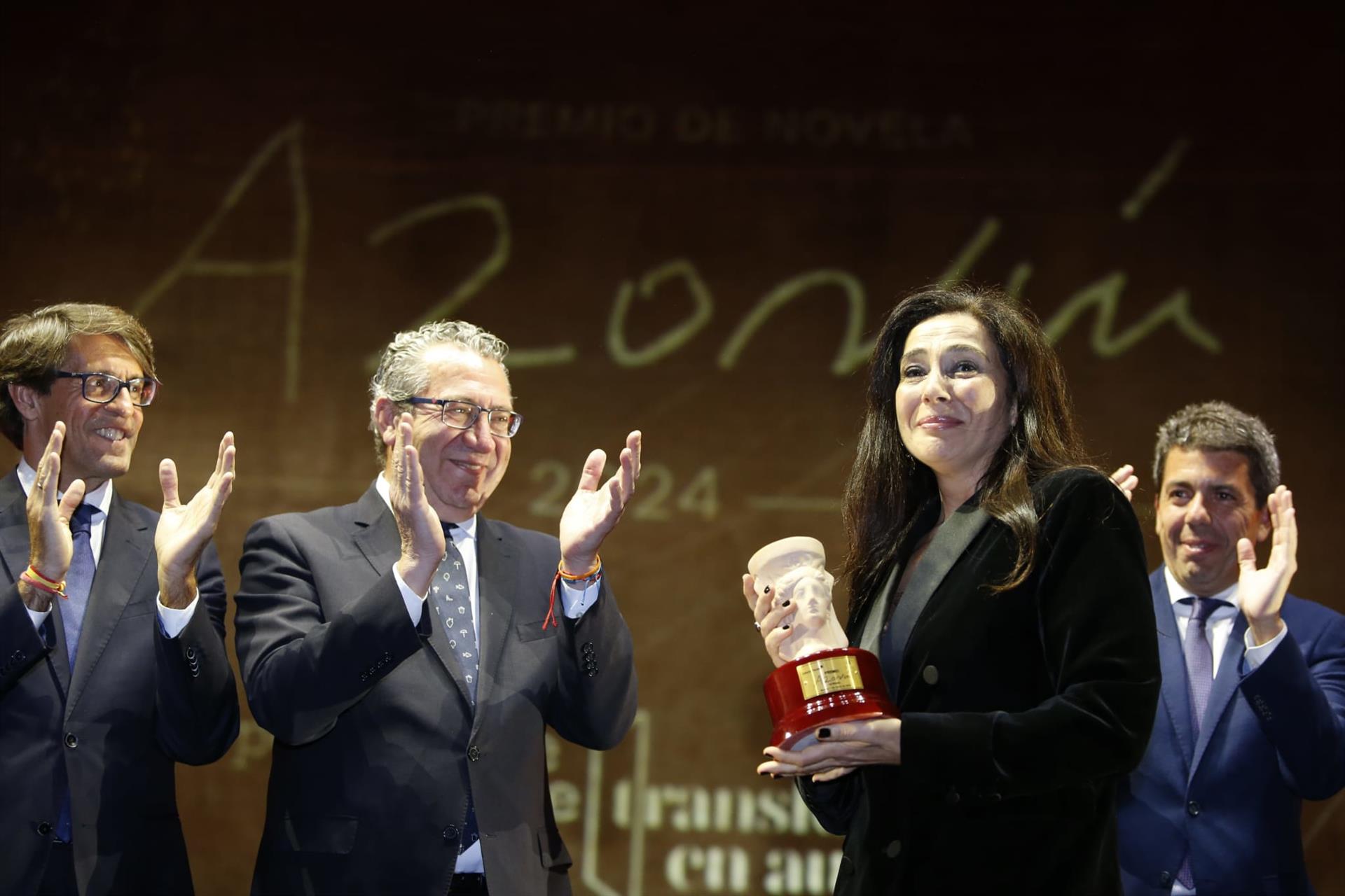 Cristina López Barrio gana el premio Azorín de novela con "la tierra bajo tus pies" Cristina López Barrio gana el premio Azorín de novela con "la tierra bajo tus pies"