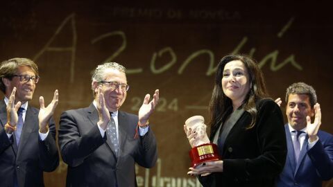 Cristina L&oacute;pez Barrio recibe el premio de manos del presidente de la Diputaci&oacute;n, Toni P&eacute;rez