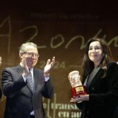 Cristina López Barrio recibe el premio de manos del presidente de la Diputación, Toni Pérez