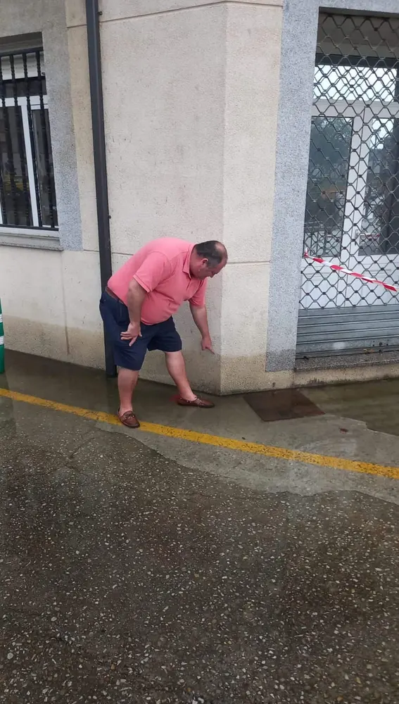 Ayto. Vegadeo adopta medidas ante las mareas vivas, insta a propietarios a complementarlas. Ayto. Vegadeo adopta medidas ante las mareas vivas, insta a propietarios a complementarlas.