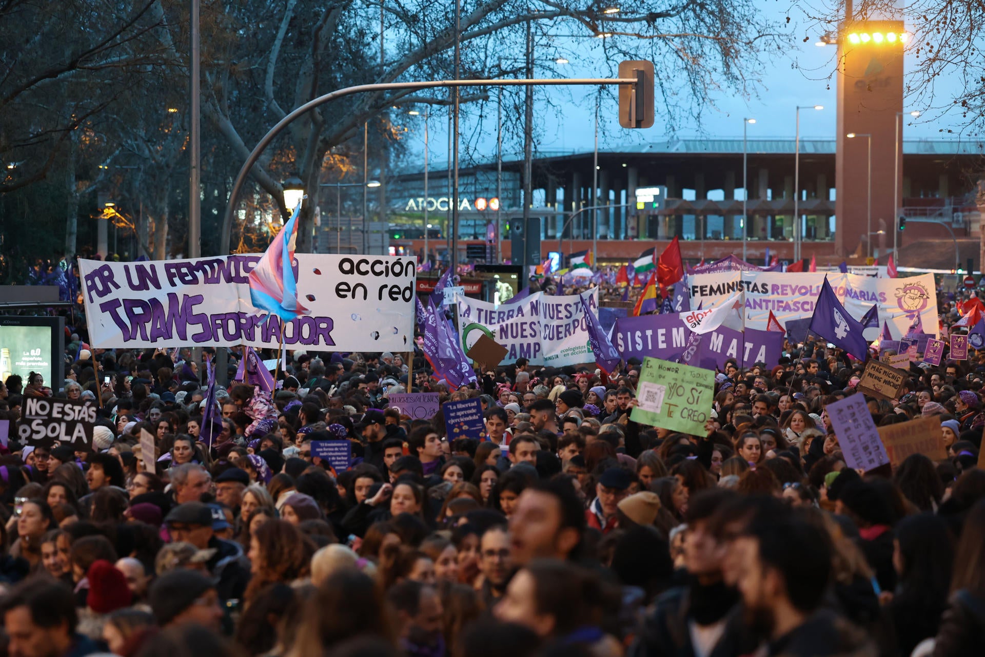 Miles de mujeres plantan cara al frío y salen a las calles de España con un feminismo que sigue dividido Miles de mujeres plantan cara al frío y salen a las calles de España con un feminismo que sigue dividido