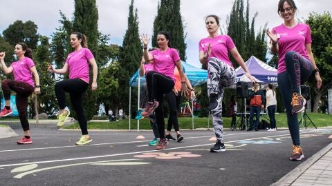 Mujeres practicando deporte