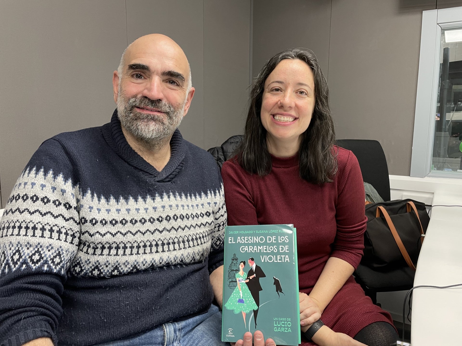 Caramelos de violeta y asesinatos, un caso del investigador Lucio Garza y familia Caramelos de violeta y asesinatos, un caso del investigador Lucio Garza y familia