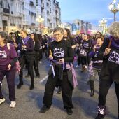 Varias mujeres tocan instrumentos musicales durante una manifestación convocada por la Comisión 8 de Marzo, por el 8M, Día Internacional de la Mujer, desde la rotonda de Puertochico hasta la Plaza del Ayuntamiento, a 8 de marzo de 2023