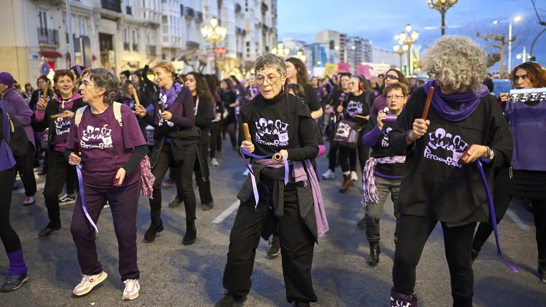 Varias mujeres tocan instrumentos musicales durante una manifestación convocada por la Comisión 8 de Marzo, por el 8M, Día Internacional de la Mujer, desde la rotonda de Puertochico hasta la Plaza del Ayuntamiento, a 8 de marzo de 2023