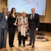 Elena Desdentado y Antonia Pérez junto a la concejala de Igualdad y el alcalde de Ciudad Real