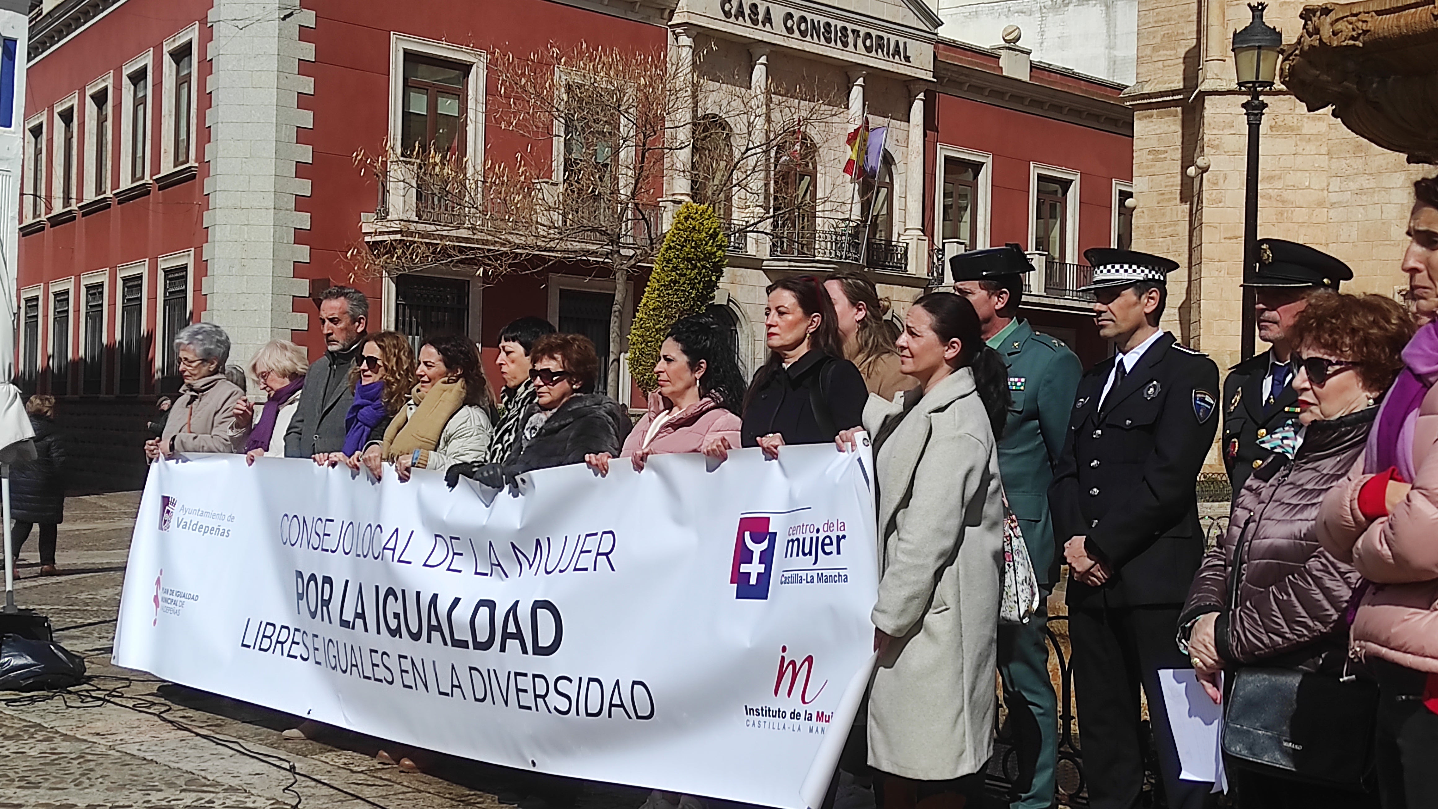 El alcalde de Valdepeñas, Jesús Martín, pide educar para que los niños interioricen que no son superiores "a sus hermanas sus amigas, sus novias o sus afectos" El alcalde de Valdepeñas, Jesús Martín, pide educar para que los niños interioricen que no son superiores "a sus hermanas sus amigas, sus novias o sus afectos"