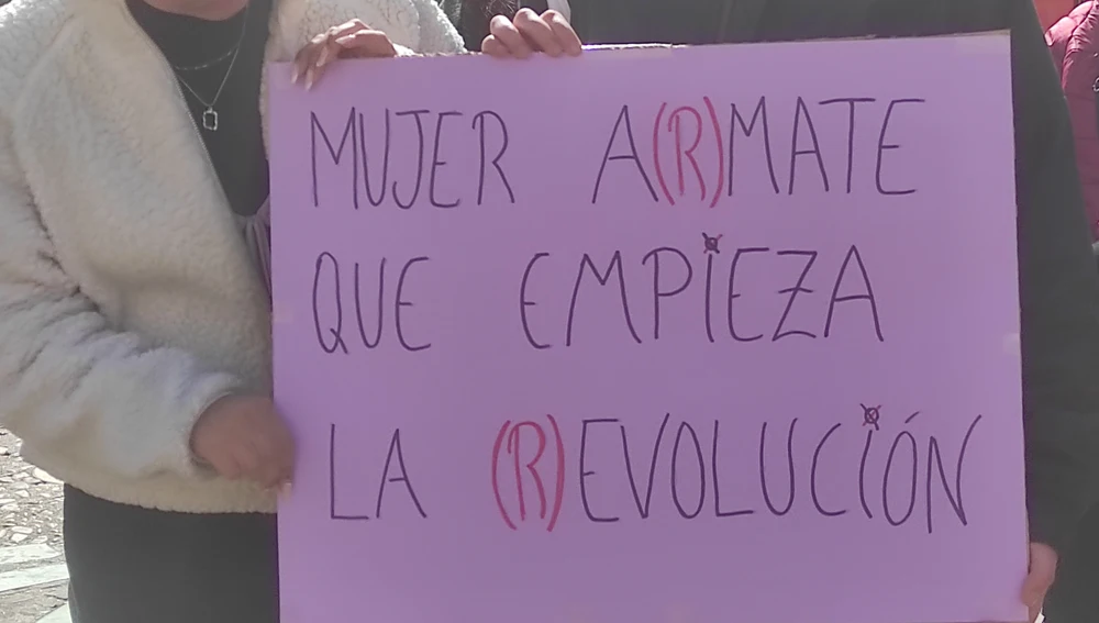 Pancartas con lemas preparadas por alumnos de centros educativos de Valdepeñas