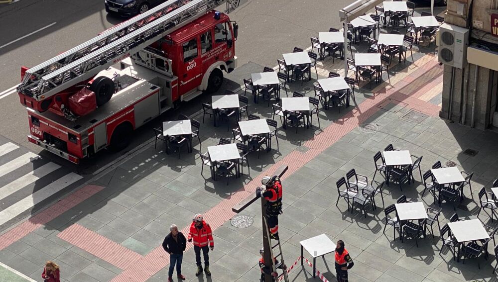 Los Bomberos de Salamanca intentan ajustar el brazo del soporte