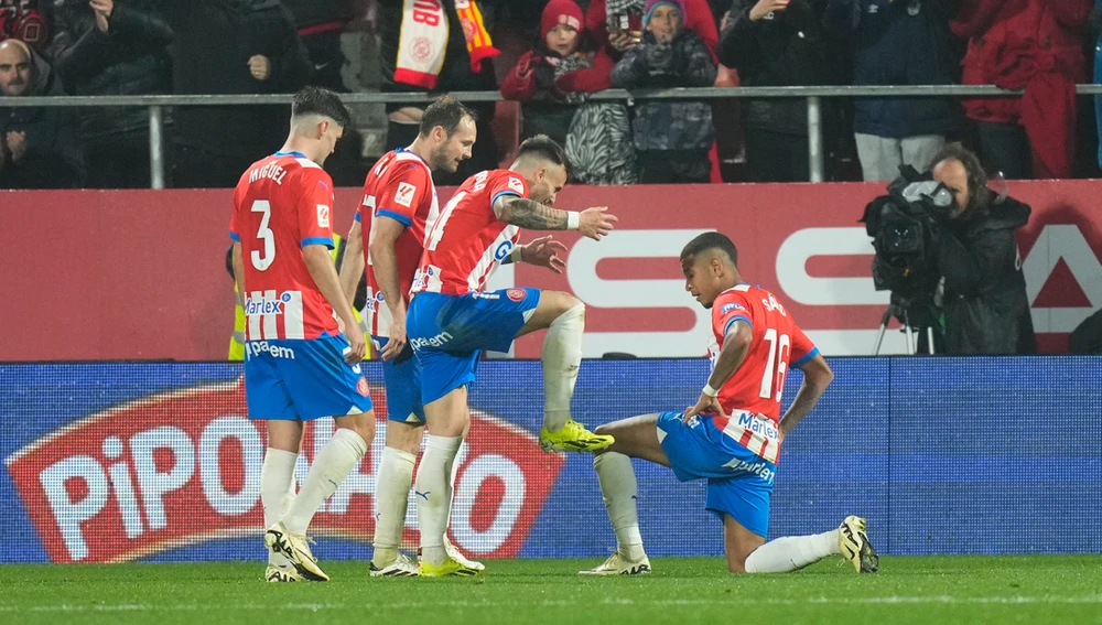 El jugador del Girona Sàvio celebra el gol que le ha marcado a Osasuna