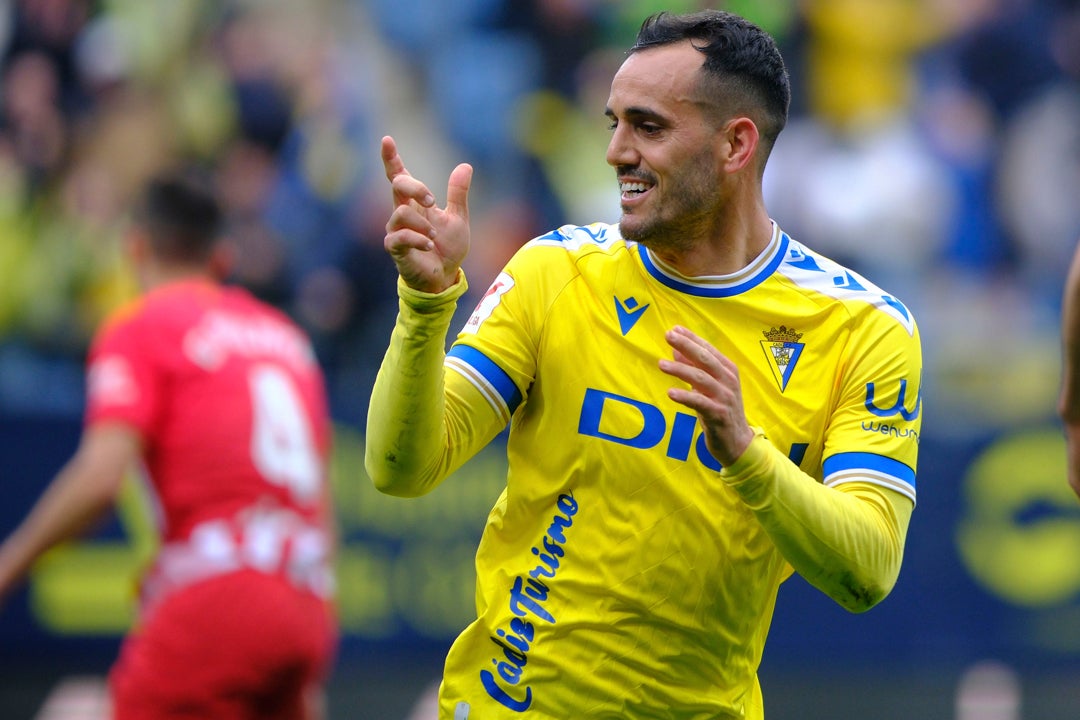 Un doblete de Juanmi tumba al Atlético en Cádiz Un doblete de Juanmi tumba al Atlético en Cádiz