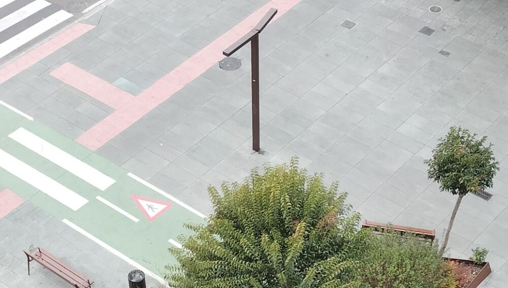 Imagen de la farola con el brazo desprendido el 7 de febrero de 2024