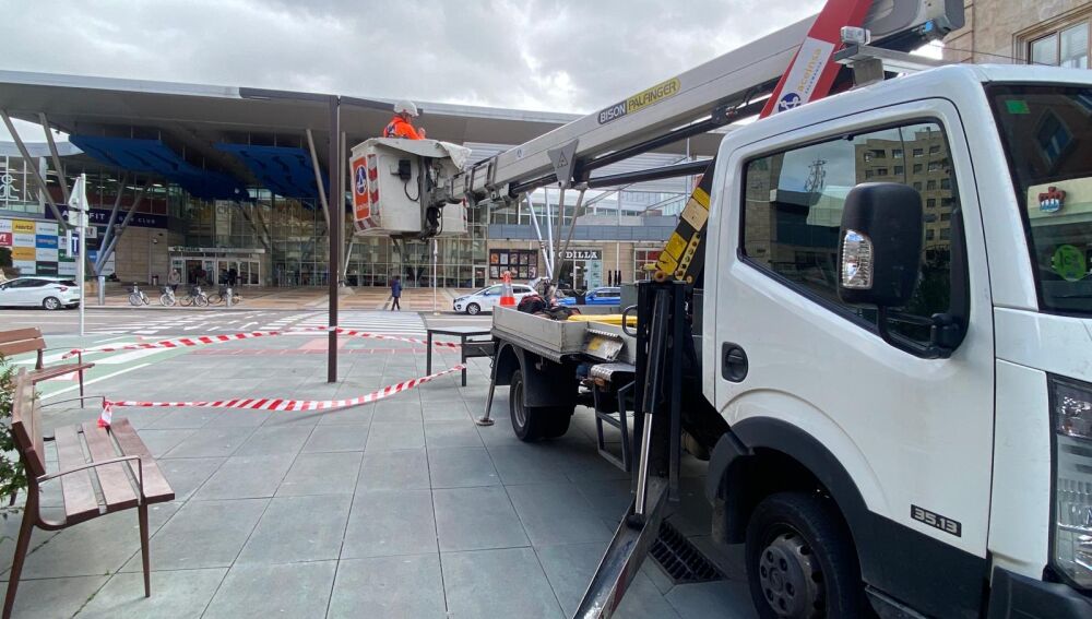 Trabajos en la farola con la estación de trenes al fondo