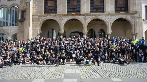 Centenares de corredores salieron en la mañana de este domingo en señal de protesta por la cancelación de la Maratón Ciudad de Badajoz Centenares de corredores salieron en la mañana de este domingo en señal de protesta por la cancelación de la Maratón Ciudad de Badajoz