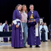 La alcaldesa, Natalia Chueca, entregó el premio a dos integrantes de la Cofradía del Descendimiento