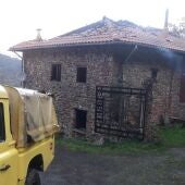 Los bomberos extinguen el fuego en una casa de Villaviciosa