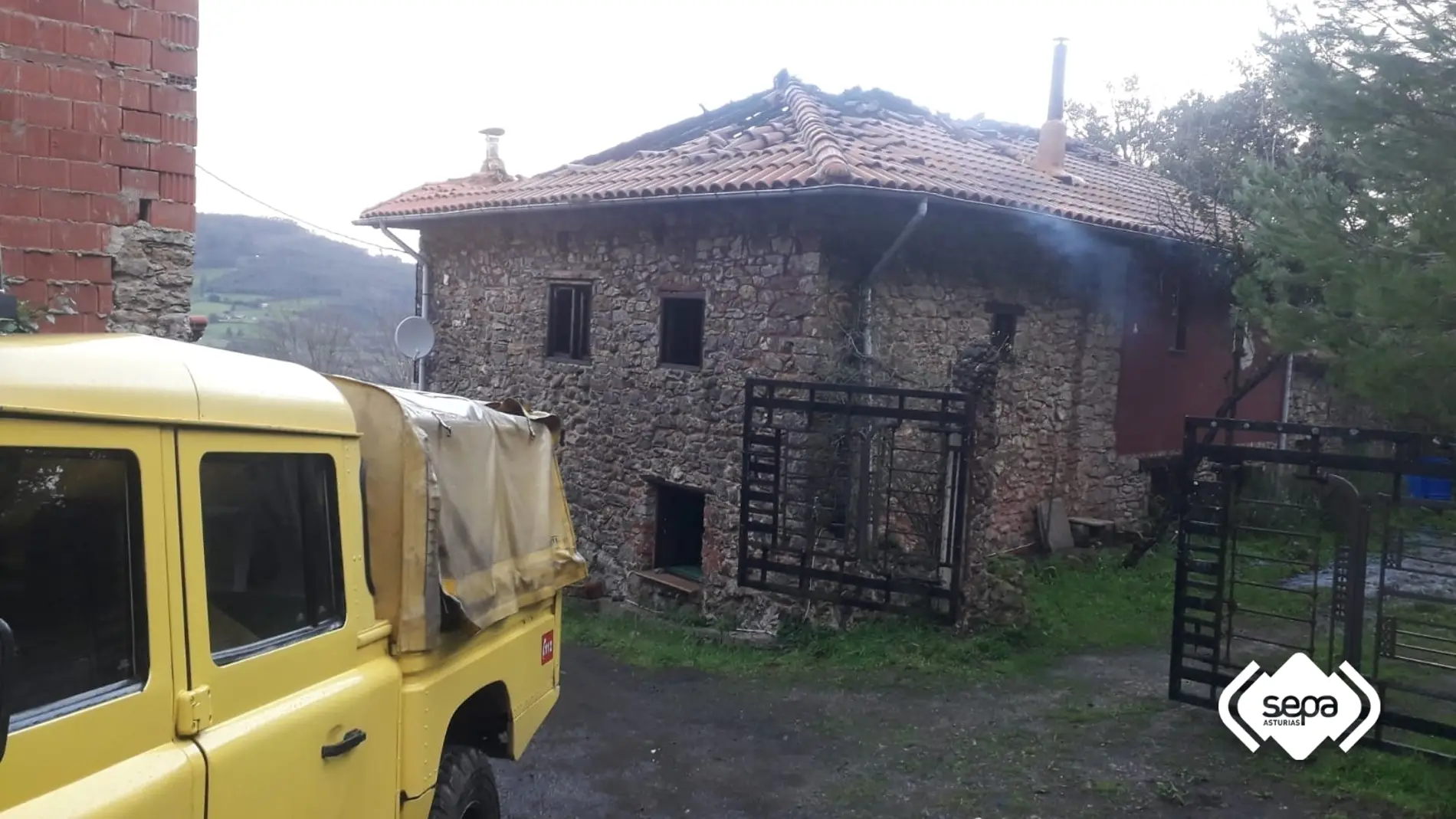 Los bomberos extinguen el fuego en una casa de Villaviciosa