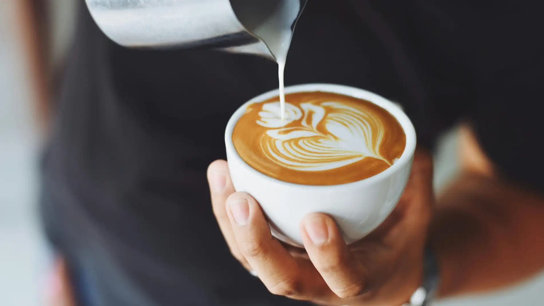 Qué es un flat white y en qué se diferencia con un latte: así se prepara el café de moda