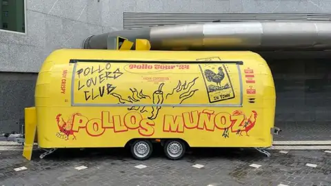 Pollos Muñoz, la última apuesta sobre ruedas del chef Dabiz Muñoz, llega a Badajoz con esta nueva fórmula basada en pollo frito y en formato ‘foodtruck’ Pollos Muñoz, la última apuesta sobre ruedas del chef Dabiz Muñoz, llega a Badajoz con esta nueva fórmula basada en pollo frito y en formato ‘foodtruck’