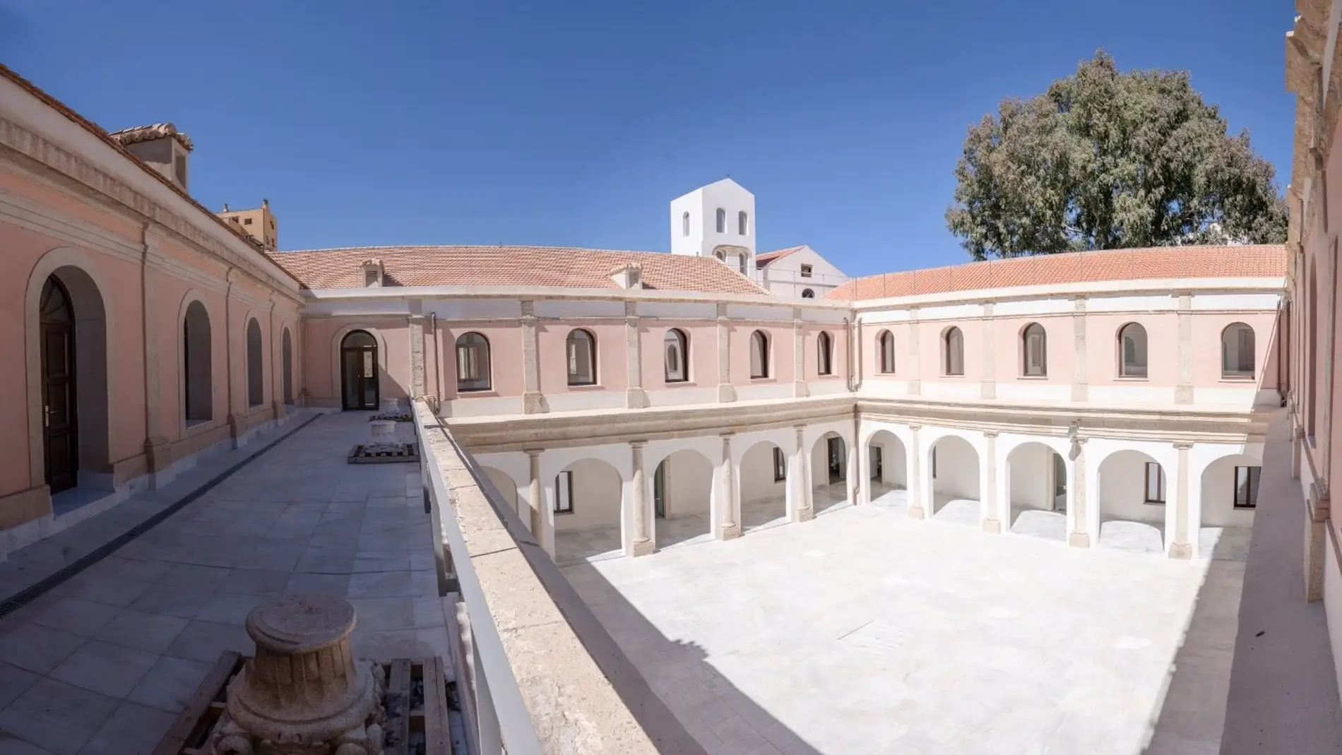 Claustro del antiguo Hospital Provincial de Almería, sede del Murec