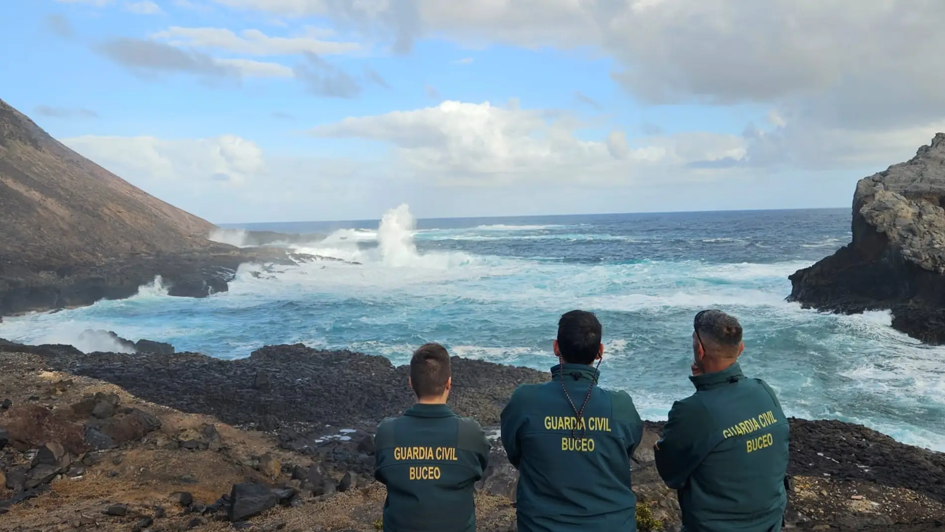 Agentes de la Guardia Civil desplegados en las costa de El Confital, Las Palmas de G.C. en tareas de localización de los dos menores desaparecidos