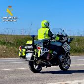 Un agente de Tráfico de la Guardia Civil en motocicleta.