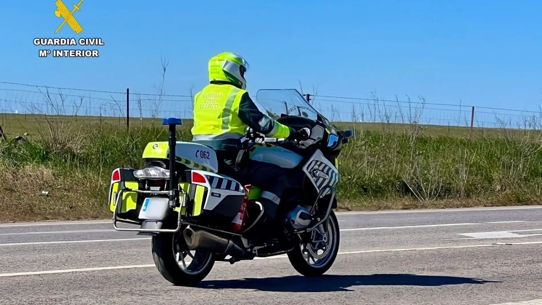 Un agente de Tráfico de la Guardia Civil en motocicleta.