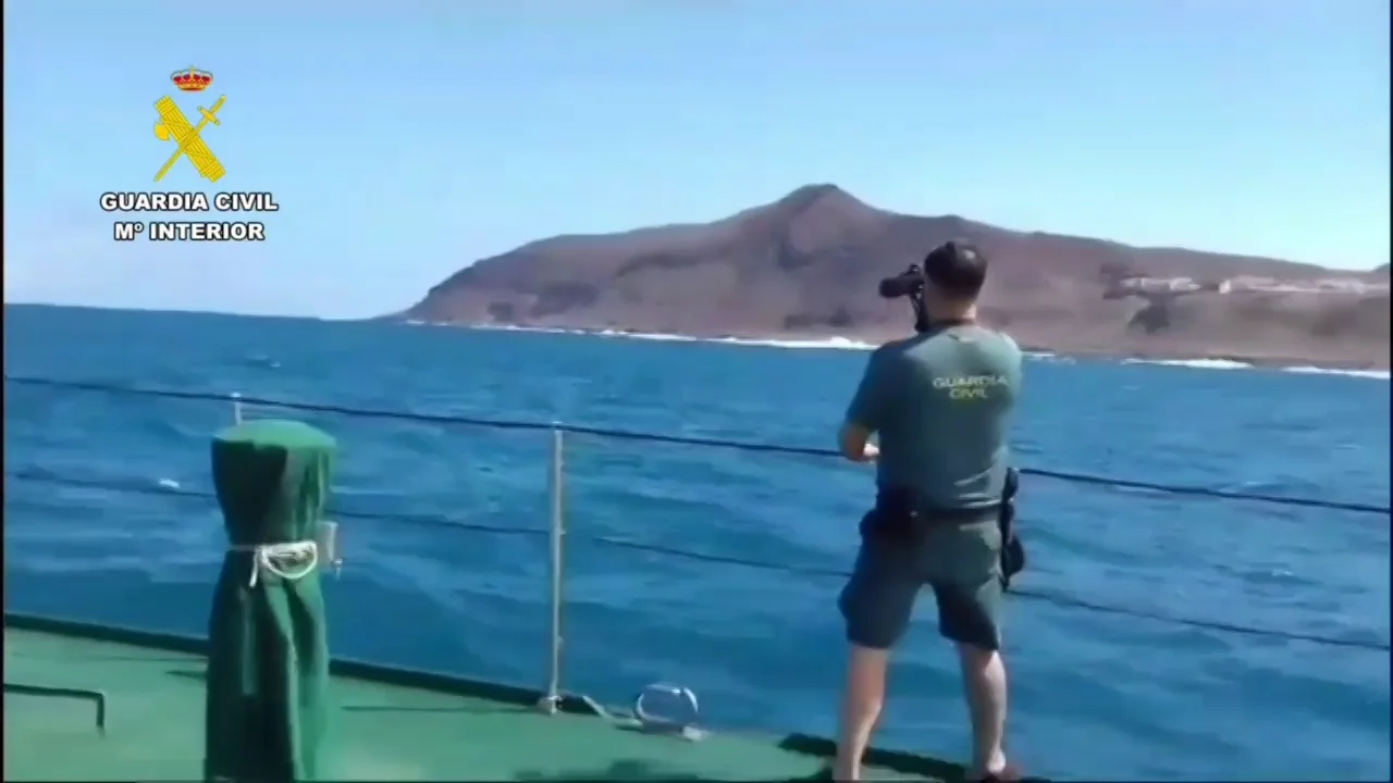 El dispositivo de búsqueda de los menores se ha intensficado en el mar a pesar de las condiciones de la costa de Las Palmas de Gran Canaria El dispositivo de búsqueda de los menores se ha intensficado en el mar a pesar de las condiciones de la costa de Las Palmas de Gran Canaria