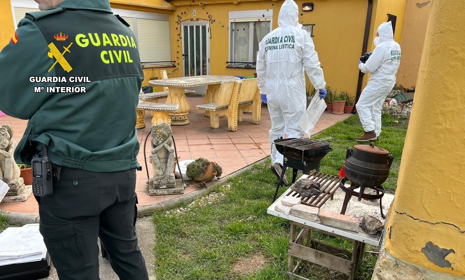 Hallan un cadáver con signos de violencia en el interior de una furgoneta calcinada en Mijas Hallan un cadáver con signos de violencia en el interior de una furgoneta calcinada en Mijas