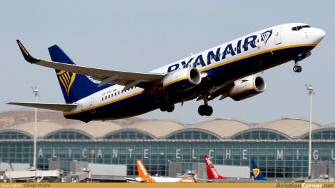 Un avión de Ryanair, en el Aeropuerto Alicante-Elche &#39;Miguel Hernández&#39;.