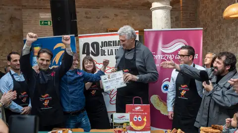Fernando Romay, miembro del jurado, entrega el premio al 'Mejor Torrezno del Mundo' Fernando Romay, miembro del jurado, entrega el premio al 'Mejor Torrezno del Mundo'