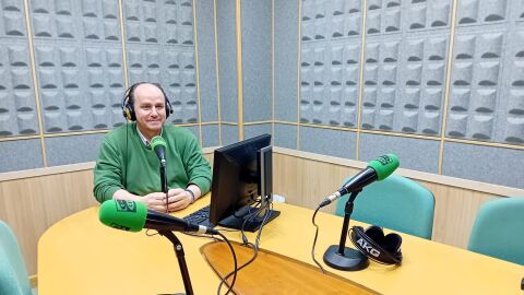 El director del Colegio col&oacute;n Maristas en Huelva, Dami&aacute;n L&oacute;pez, en los estudios de Onda Cero.