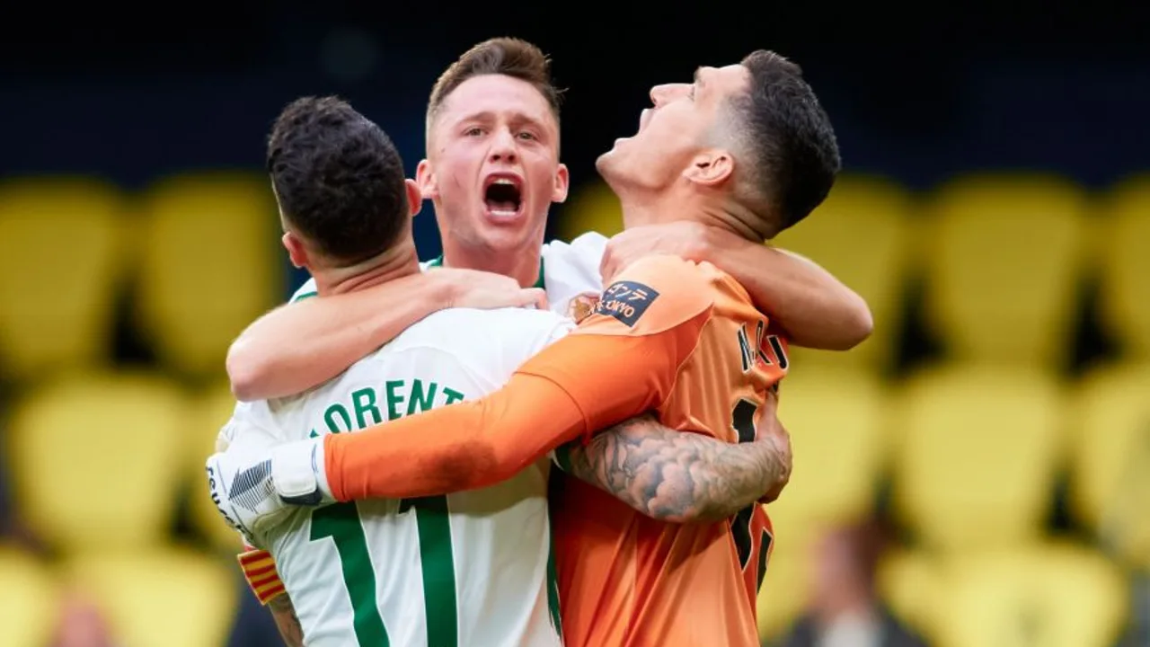 Tete Morente y Borja Garcés, apercibidos de sanción, junto al portero del Elche Matías Dituro