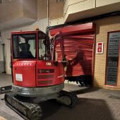Una máquina excavadora revienta esta madrugada la puerta de la sede del PSOE de Almendralejo