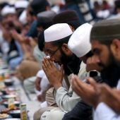 La gente reza mientras espera romper el ayuno en una mezquita durante el mes del Ramadán, en Peshawar, Pakistán