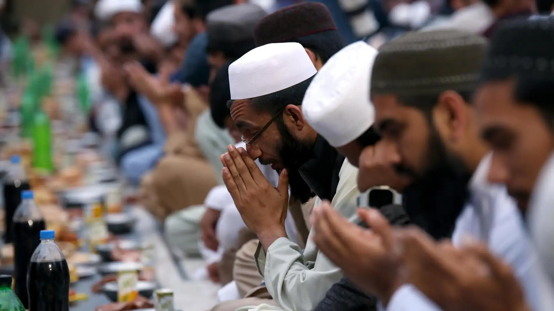 La gente reza mientras espera romper el ayuno en una mezquita durante el mes del Ramadán, en Peshawar, Pakistán